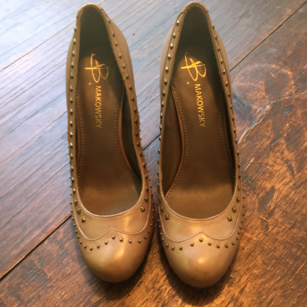 B Makowsky taupe leather studded pumps.